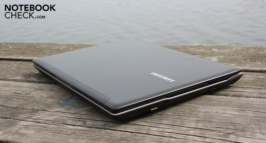 Samsung QX412-S01DE: Il suo aspetto elegante, è gradevole, ma il display riflettente rovina il piacere di utilizzarlo all'esterno