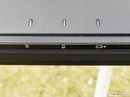 Non molto utile: i LEDs di stato sono nascosti. Con un po' di fortuna, potete vederli riflessi sul tavolo.
