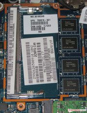 Uno slot è aperto; uno slot è aperto; sul lato destro c'è la RAM che lo Spectre ha di fabbrica (saldata sulla scheda madre).