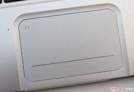 Un interruttore si trova sull'angolo superiore sinistro del touchpad; un LED indica l'attività.