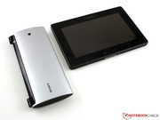 Il Tablet P è più piccolo rispetto al 7 pollici BlackBerry PlayBook quando è chiuso.
