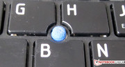 Un dispositivo di puntamento si trova al centro della tastiera.