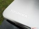 Toshiba usa alluminio spazzolato.