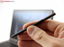 L'utente ha sempre la piccola penna in mano; la più grande è più adatta agli schizzi ed alla scrittura a mano libera.
