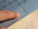 Il pulsante è nascosto al di sotto del clickpad. A seconda della posizione delle dita dell'utente vengono riconosciuti i click destro e sinistro.