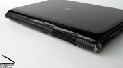 Il design del notebook non consente connessioni sul fronte e sul retro.