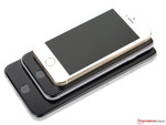 Dall'alto: iPhone 5s, iPhone 6 e iPhone 6 Plus