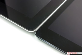 Messi l'uno accanto all'altro, le differenze in altezza tra l'iPad 4 e l'iPad Air sono chiaramente visibili.