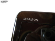 Un logo Inspiron adorna la base del display.