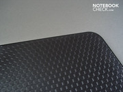 Pattern nero a nido d'ape sulla cover del display (simile all'Asus G71GX e G60VX)