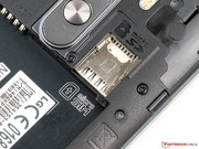 Gli slots microSIM e MicroSD card sono affiancati.