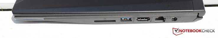 Lato destro: card reader, USB 3.0, HDMI, RJ45-LAN, alimentatore