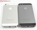 Il dispositivo testato ("Space Gray") accanto all'iPhone 5 in argento chiaro