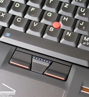 Classico del Thinkpad il trackpoint rosso come sostituto del mouse oltre al touchpad.