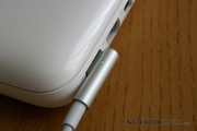 Come per i modelli precedenti, ha il recente plug MagSafe.