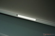 Le piccole depressioni per aprire il notebook sono leggermente differenti rispetto ai MacBook Pro non Retina.