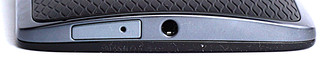 Lato superiore: slot SIM, porta audio da 3.5 mm combo