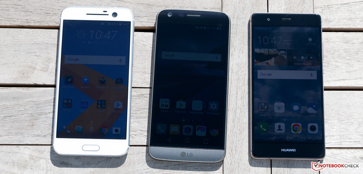 Da sinistra: HTC 10, LG G5, Huawei P9 (con sensore luminosità ambientale attivo)