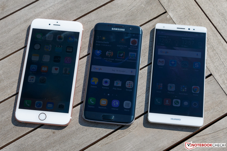 Direttamente alla luce solare con sensore di luce ambientale attivato (da sinistra a destra): iPhone 6s Plus, Galaxy S7 Edge, Huawei Mate S