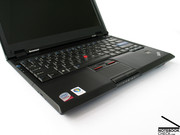 I colori del SL300 sono Thinkpad style: nero con un trackpoint rosso.