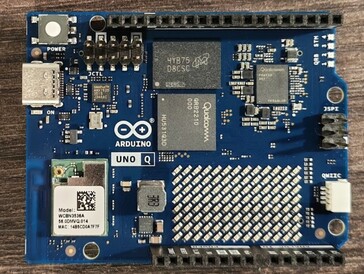 Si possono già vedere le connessioni disponibili, insieme alla matrice LED posizionata in basso a destra (fonte: Notebookcheck)