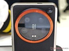 Lo Xiaomi 14 Ultra con la sua nuova fotocamera Leica e il kit fotografico rivisto affronta il suo predecessore e alcuni dei suoi concorrenti. (Immagine: Notebookcheck)