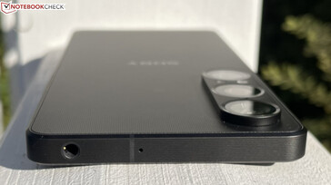 Parte superiore: jack audio da 3,5 mm, microfono