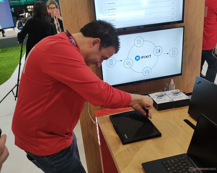 Christoph Blindenbacher mentre svita il Lenovo ThinkPad T14 Gen 7.
