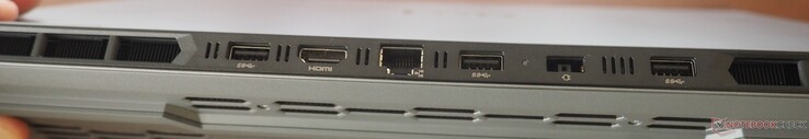 Lato posteriore: 3x USB-A 3.2 Gen1, HDMI 2.1, RJ-45, alimentatore