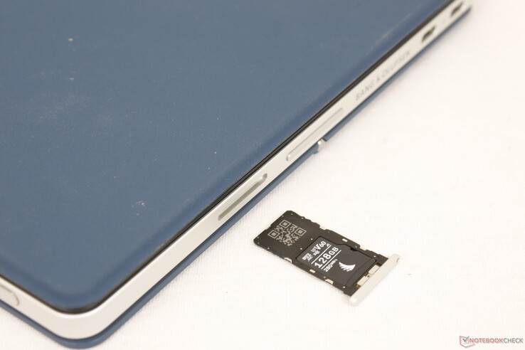 È necessario un ago per accedere allo slot MicroSD