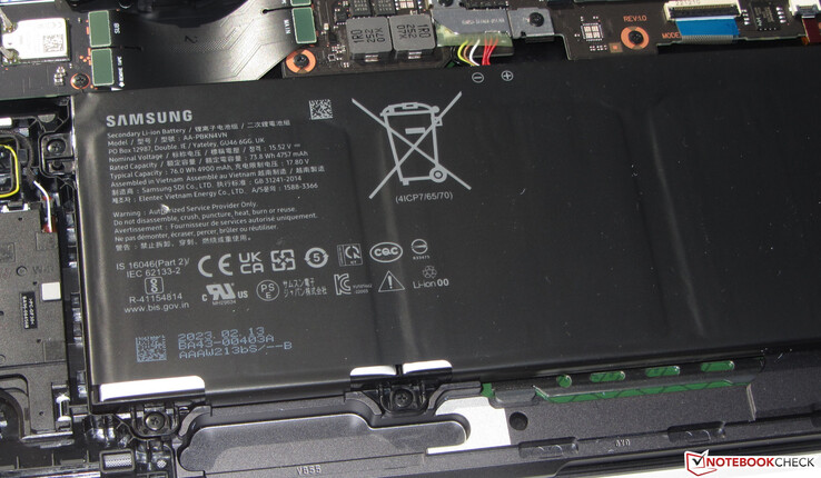 La batteria ha una capacità di 76 Wh.