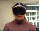 Visore Steam Frame VR indossato da un giocatore