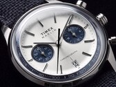 Primo piano del Timex Marlin Jet Chronograph TW2Y89900 che mostra il quadrante bianco argentato, i contatori blu navy, gli indici applicati, le lancette a bastone, la scala tachimetrica e la finestrella della data.