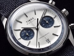 Primo piano del Timex Marlin Jet Chronograph TW2Y89900 che mostra il quadrante bianco argentato, i contatori blu navy, gli indici applicati, le lancette a bastone, la scala tachimetrica e la finestrella della data.