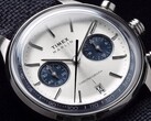 Primo piano del Timex Marlin Jet Chronograph TW2Y89900 che mostra il quadrante bianco argentato, i contatori blu navy, gli indici applicati, le lancette a bastone, la scala tachimetrica e la finestrella della data.