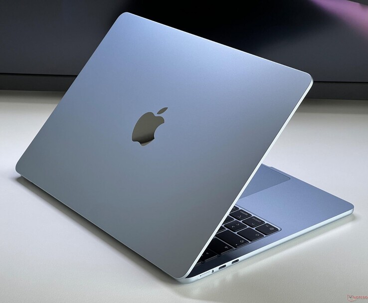 Apple MacBook Air con finitura blu e design sottile in alluminio (Fonte: Notebookcheck)