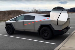 Almeno 15 Tesla Cybertrucks sono affetti da un grave problema al riscontro della porta che causa un disallineamento del pannello della porta. (Fonte immagine: Auto Focus su YouTube - modificato)