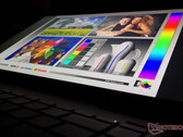 Il portatile pieghevole da 17 pollici HP sta prendendo forma con la rivelazione del fornitore della pellicola di copertura del suo display OLED flessibile