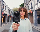 Una donna cammina per strada riprendendo con la Portalcam