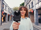 Una donna cammina per strada riprendendo con la Portalcam