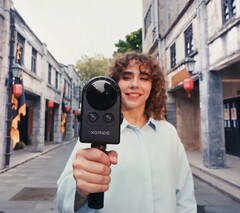 Una donna cammina per strada riprendendo con la Portalcam
