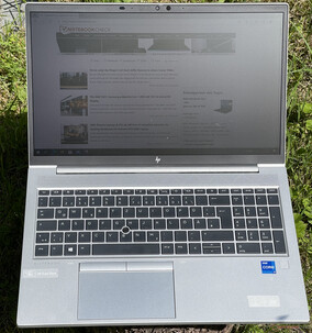 EliteBook 850 G8 - Uso all'aperto in una giornata di sole con SureView abilitato (vista frontale)