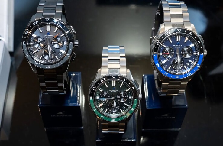 Tre orologi Casio Oceanus OCW-P3000 nei colori blu, verde e nero disposti uno accanto all’altro.