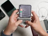 Nonostante sia dotato di una tastiera, il Clicks Communicator è relativamente compatto.