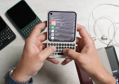 Nonostante sia dotato di una tastiera, il Clicks Communicator è relativamente compatto.