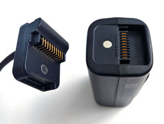 I magneti aiutano a fissare il cavo alla batteria. (Fonte: Notebookcheck)