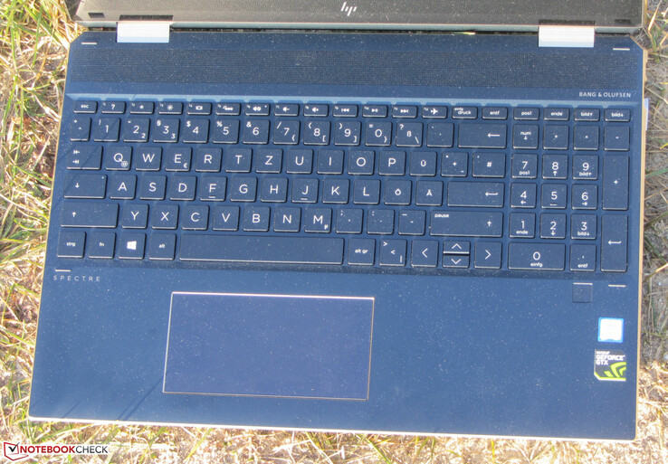 Uno sguardo alla tastiera, al trackpad e al sensore di impronte digitali dello Spectre x360 15