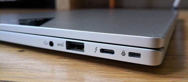 Lato destro: audio combo da 3,5 mm, USB-A 3.2 Gen. 2, USB-C con Thunderbolt 4 + Power Delivery + DisplayPort, Kensington Lock