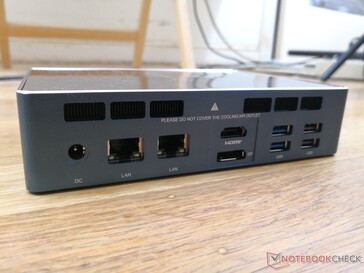 Posteriore: Adattatore AC, 2x Gigabit RJ-45, HDMI 2.0, DisplayPort, 2x USB-A 3.0, 2x USB-A 2.0