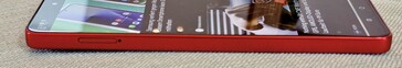 A sinistra: slot SIM